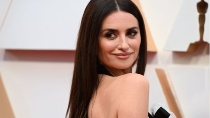 GALA VIDÉO - Penelope Cruz en body latex : à 48 ans, elle enflamme la couverture d'un célèbre magazine