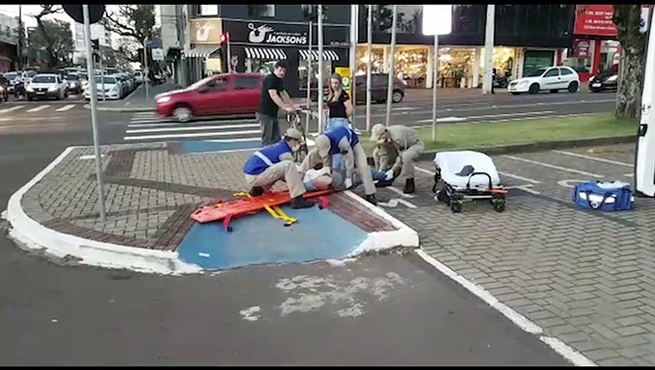 Ciclista fica ferido após colidir com outra bicicleta no Centro