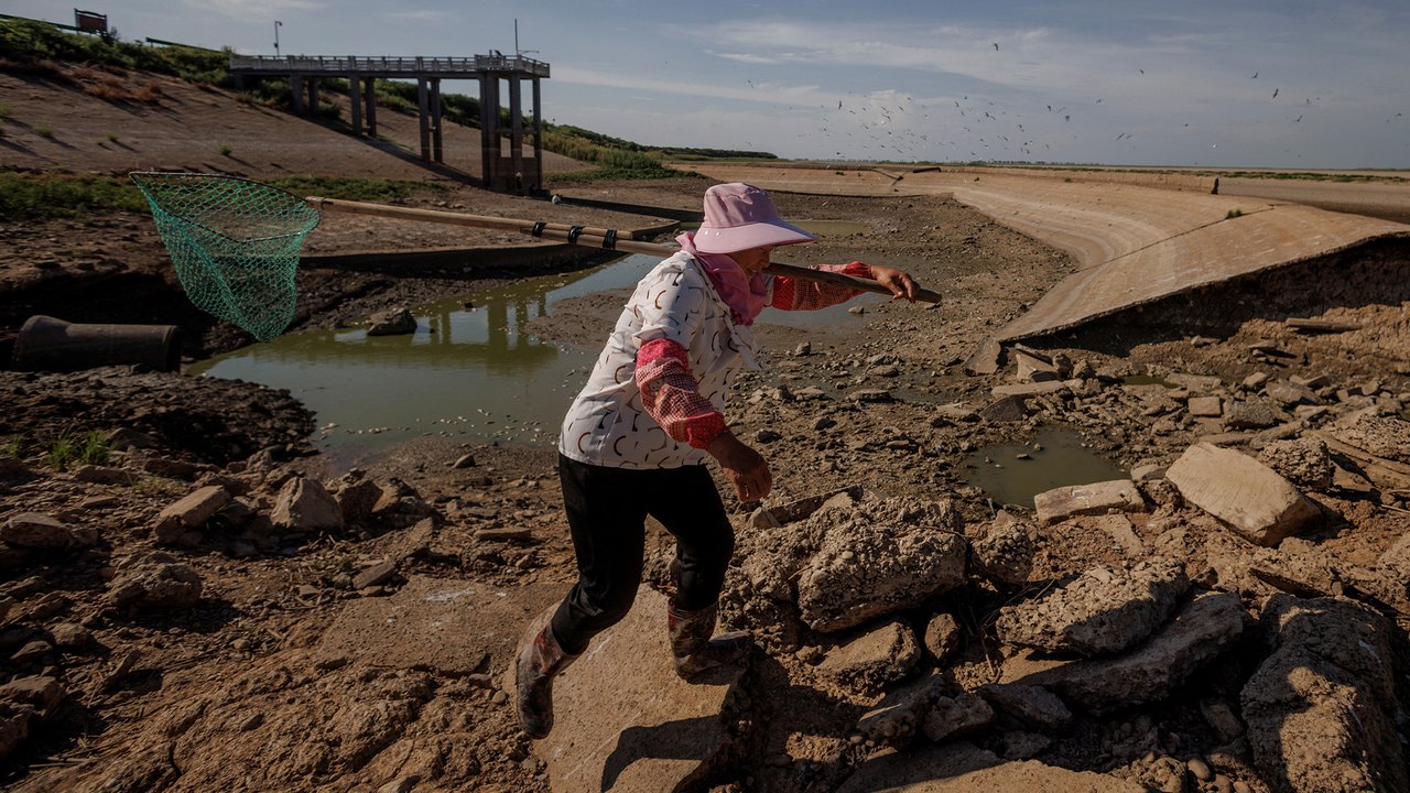 Villager fishes in drying pools at China’s biggest freshwater lake