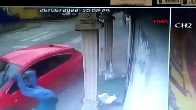 Otomobilin çarpmasıyla havaya savrulan bakkal başından yaralandı