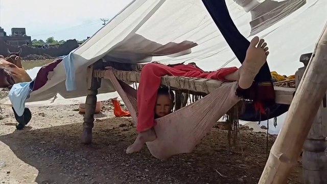 سيول باكستان.. مقتل المئات وتشريد 30 مليون دمرت منازلهم