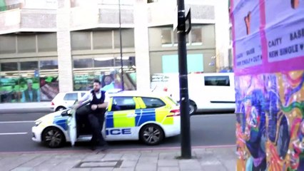 شاهد: ناشطون في مجال البيئة في لندن يكسرون مضخات الوقود ويلصقون أنفسهم بالأرض