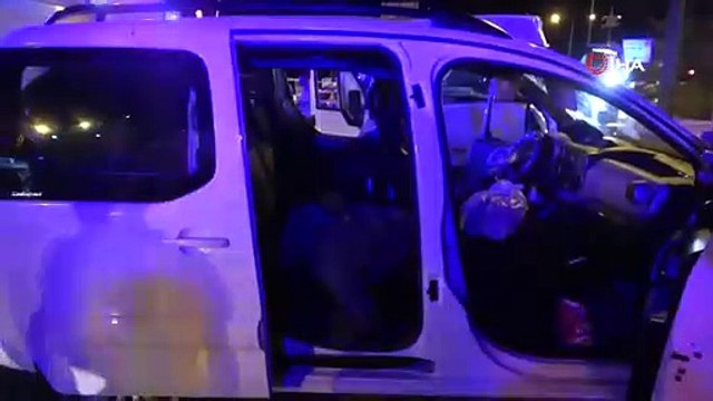 Düzensiz göçmenleri taşıyan minibüs kamyonete çarptı: 1 ölü, 13 yaralı