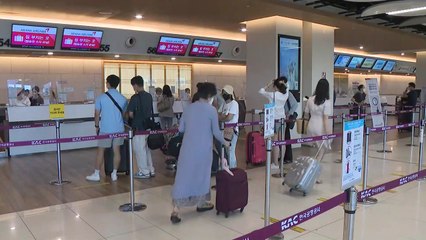 쉼 없이 북적이는 공항..."제주행 항공편 64% 차지" / YTN