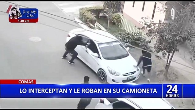 Comas: Cámaras de seguridad captan a delincuentes asaltando a sujeto en un auto