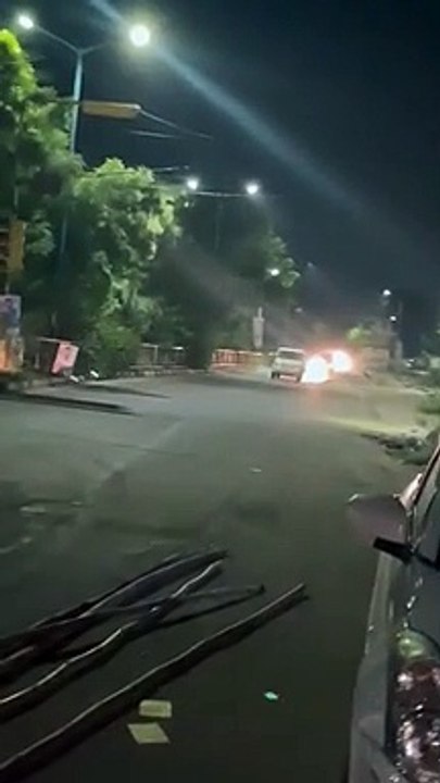 Stone pelting : वाहनों पर पथराव से टोका तो हॉस्टल की छत से पुलिस पर पथराव