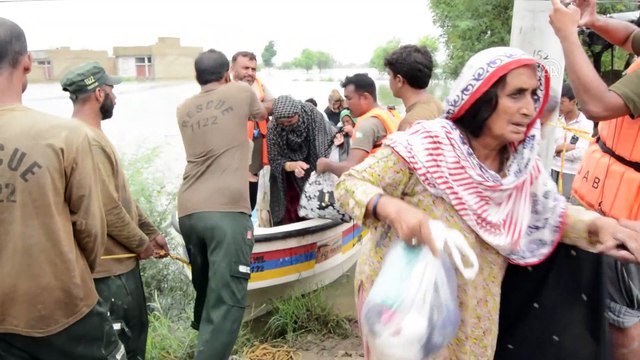 Pakistan'da muson yağmurları 937 can aldı: Acil durum ilan edildi