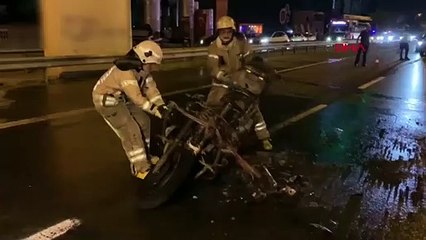 Motosiklet kamyonete arkadan çarptı: 2 ölü