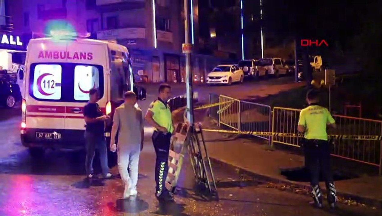 Kaldırım çöktü, 2 kişi çukura düştü