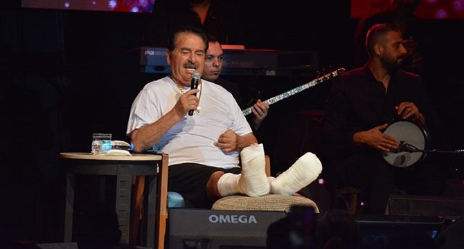 İbrahim Tatlıses Çeşme'de ayağında alçıyla sahneye çıktı