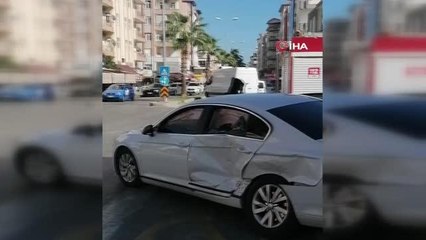 Son dakika haberleri... Otomobiller kavşakta çarpıştı: 4 yaralı