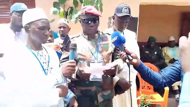 Dalaba : quand le sous-préfet de Mafara s’essaie à la lecture lors d’un sacrifice !!!