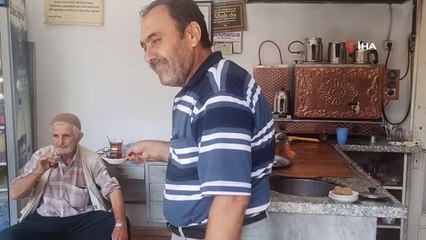 Afyon haberi: 35 yıldır termosla 1,5 liraya çay satıyorlar