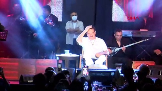 Tatlıses, ayaklarında alçılarla Çeşme’de sahne aldı