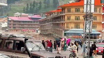 انهيار فندق في باكستان اجتاحته مياه الفيضانات