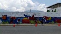 Un artista enseña a reciclar en Venezuela a los más pequeños con un 'ecomural' gigante