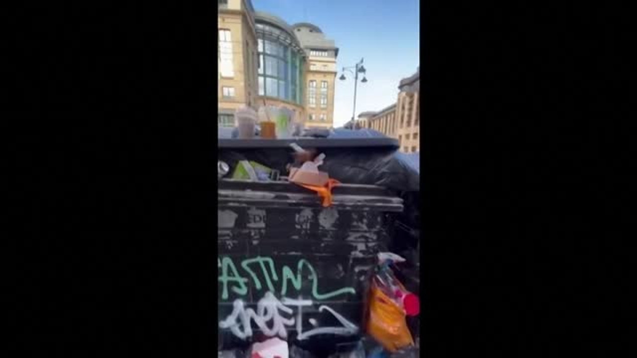 La basura invade las aceras de Edimburgo tras días de huelga de los trabajadores de limpieza