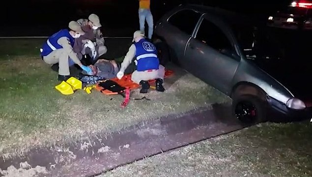 Corsa passa reto pela marginal da BR-277, cai na canaleta e deixa idoso ferido, no Bairro Maria Luiza