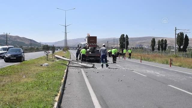 Aydın gündem: Aydınlatma direğine çarpan otomobildeki 2 kişi yaralandı