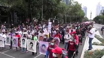 Los familiares de los 43 estudiantes desaparecidos de Ayotzinapa marchan para exigir justicia