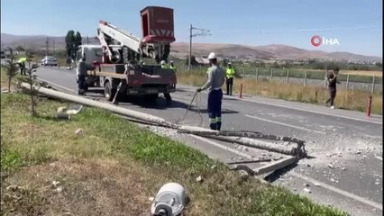 Descargar video: Son dakika haberi... Kontrolden çıkan araç aydınlatma direğine çarparak durabildi: 2 yaralı