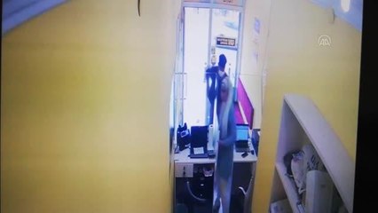 Fatih'te iş yerinden 5 bin dolar gasbettiği ileri sürülen kişi yakalandı