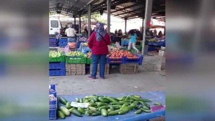 Kadınların pazarda 'sebze' savaşı kamerada... Tezgahlardan aldıkları sebze ve meyveleri birbirlerine böyle fırlattılar