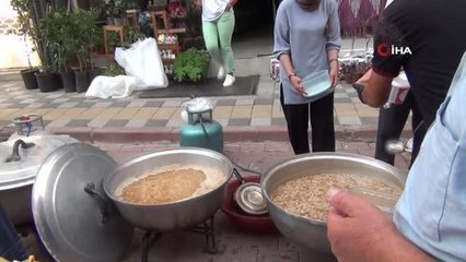 Esnafların malzemelerini ortaklaşa temin ettiği aşure vatandaşlara ikram edildi