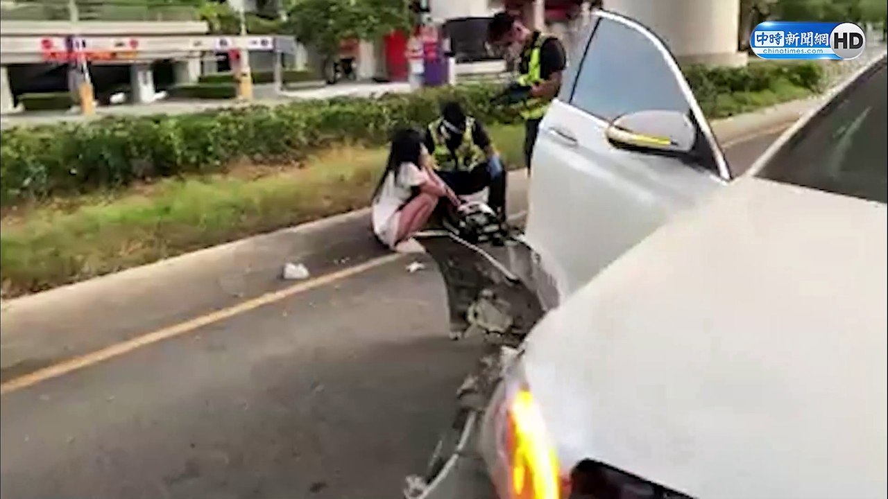 標題：酒駕男撞爛賓士車 長髮妹「下衣失蹤」嚇哭網喊：戀愛了
