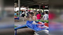 İki husumetli kadın pazarda karşılaşınca ortalık savaş alanına döndü! Meyve ve sebzeleri birbirlerine fırlattılar