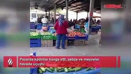 Pazarda kadınlar kavga etti, sebze ve meyveler havada uçuştu