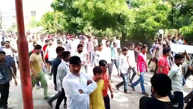 video: बंद रहा बनेड़ा, रैली निकाल ग्रामीणों का प्रदर्शन, जांच अधिकारी बदलने की मांग