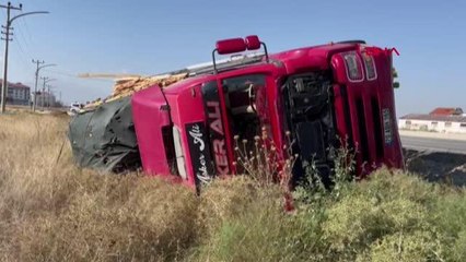 TOMRUK YÜKLÜ TIR DEVRİLDİ 1 YARALI