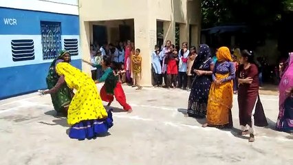 ग्रामीण ओलंपिक में देहाती महिलाएं कस रही कमर, देखे जज्बा...