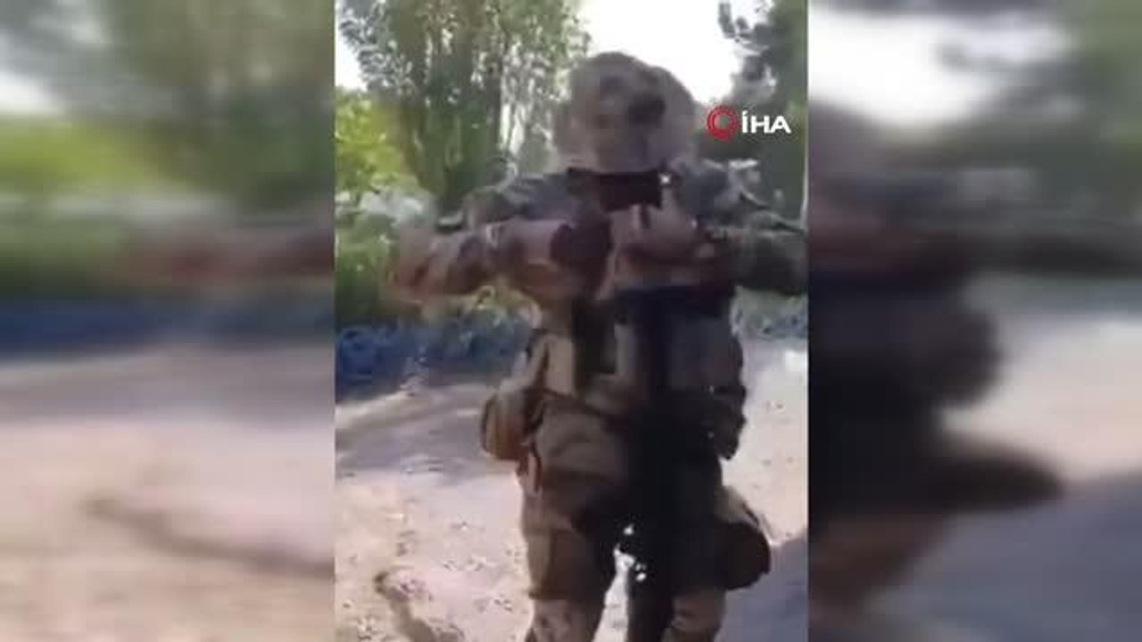 Azerbaycan askeri Laçın'da cebinden Kur'an-ı Kerim ve Türk bayrağı çıkardı