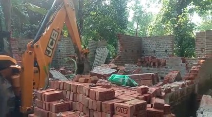 বনদপ্তরের জমি দখল করে নির্মীয়মান ২ বাড়ি ভাঙল বনাধিকারিকরা| Oneindia Bengali