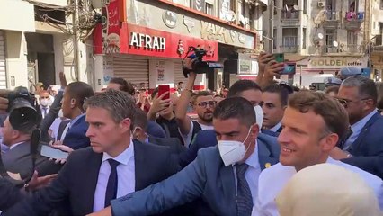 Download Video: Algérie - Les images du bain de foule écourté d'Emmanuel Macron dans les rues d'Oran après des slogans hostiles : 