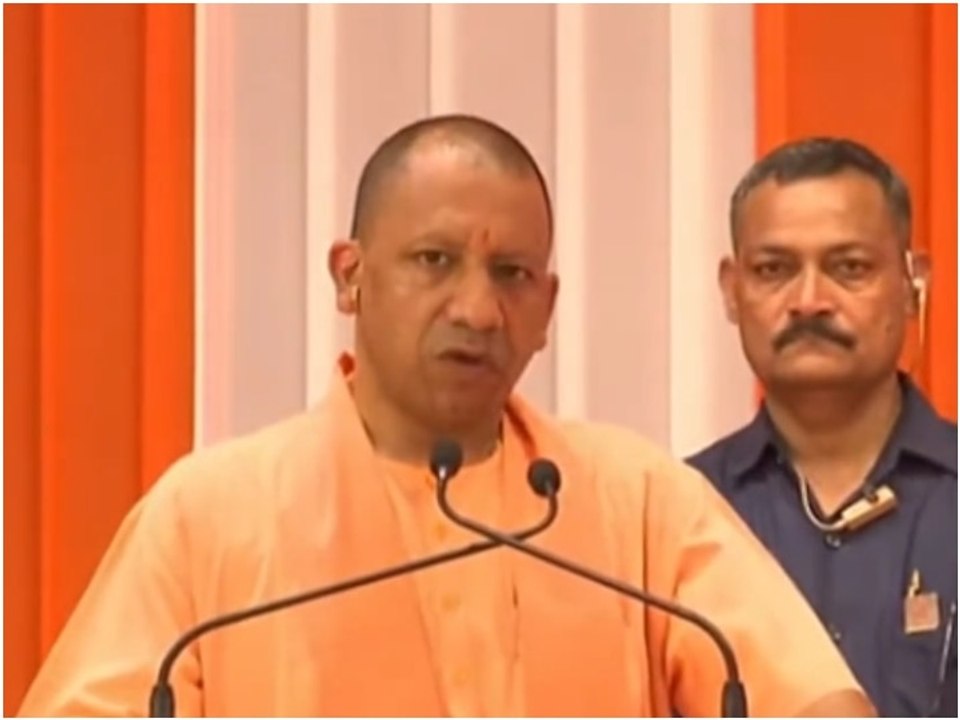 Ghaziabad: कौन हैं Pushpa Chaudhary, जिनसे मिलने CM Yogi अचानक उनकी सोसायटी पहुंच गए?