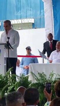 Presidente Abinader: Los que quieran ver obras que nos caigan atrás”