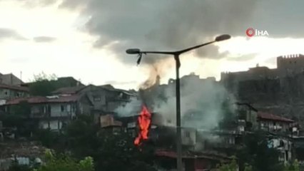 Başkent'te gecekondu alev alev yandı