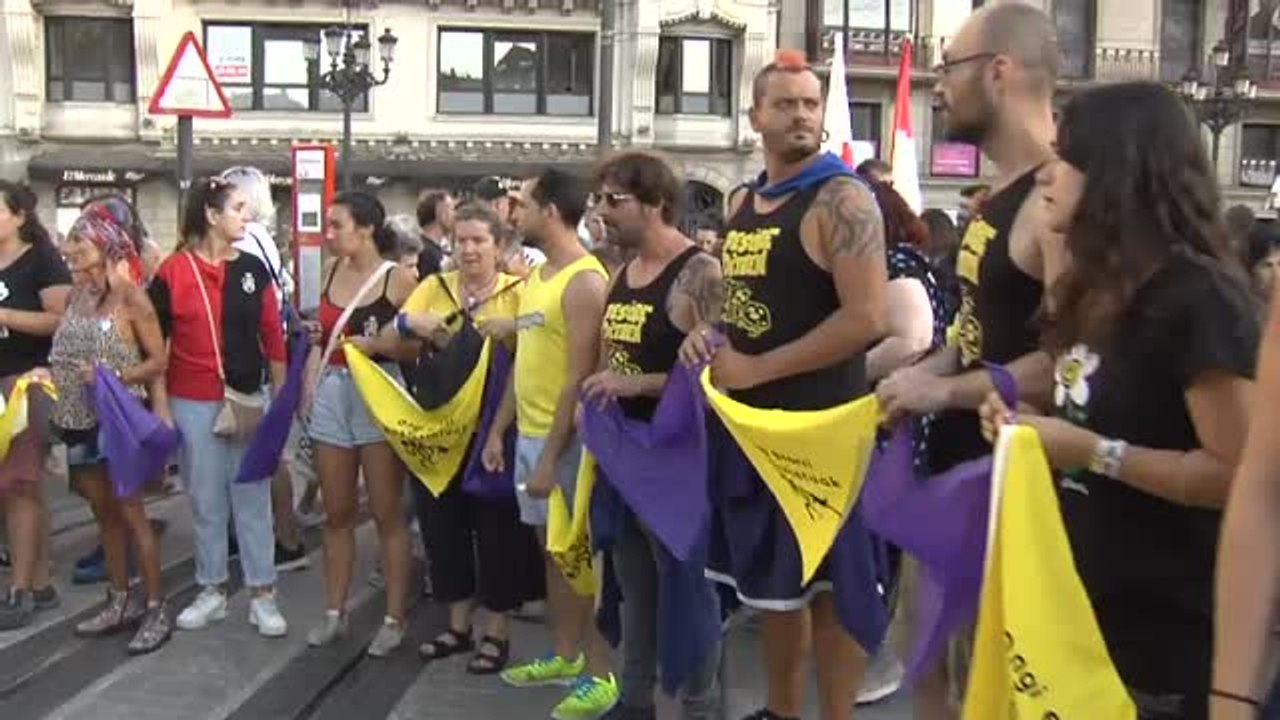 Cadena humana en Bilbao contra las agresiones sexuales durante la Semana Grande