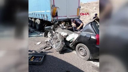 Son dakika haberleri! Otomobil, emniyet şeridindeki TIR'a çarptı 4 ölü, 1 yaralı