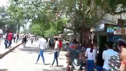जीसीए चौराहे पर चले ईंट-पत्थर, मची भगदड़़, पुलिस ने भांजी लाठियां
