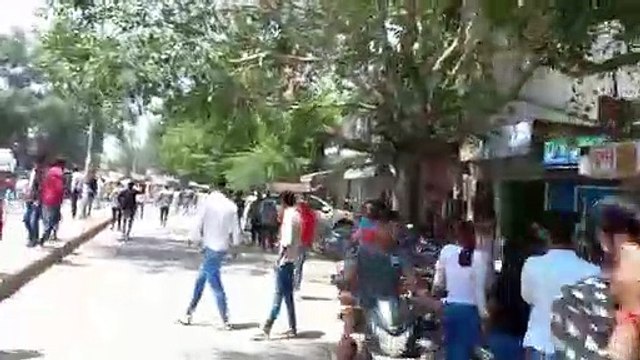 जीसीए चौराहे पर चले ईंट-पत्थर, मची भगदड़़, पुलिस ने भांजी लाठियां