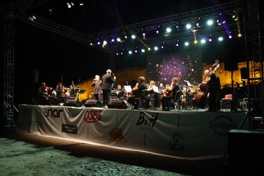 İzmir haber | Cendere Köprüsü'nde İzmir Devlet Senfoni Orkestrası ile Kahtalı Mıçe sahne aldı