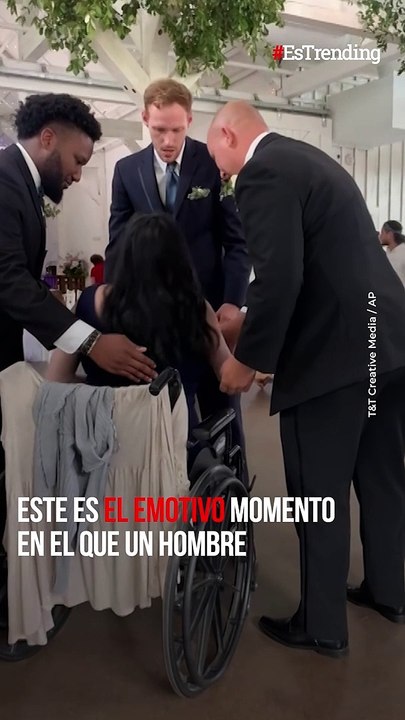 Novio levanta a su mamá de la silla de ruedas para bailar con ella en su boda