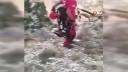 Keçileri kurtarmak isterken kayalıklarda mahsur kaldı, ekipler kurtardı