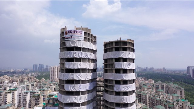 Twin Towers के साथ आखिरी सेल्फी लेने के लिए पहुंच रहे लोग | Supertech Twin Tower Noida Demolition