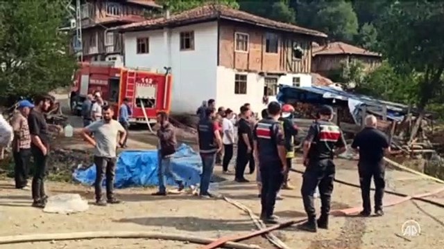 Kastamonu'da köyde çıkan yangına havadan ve karadan müdahale ediliyor