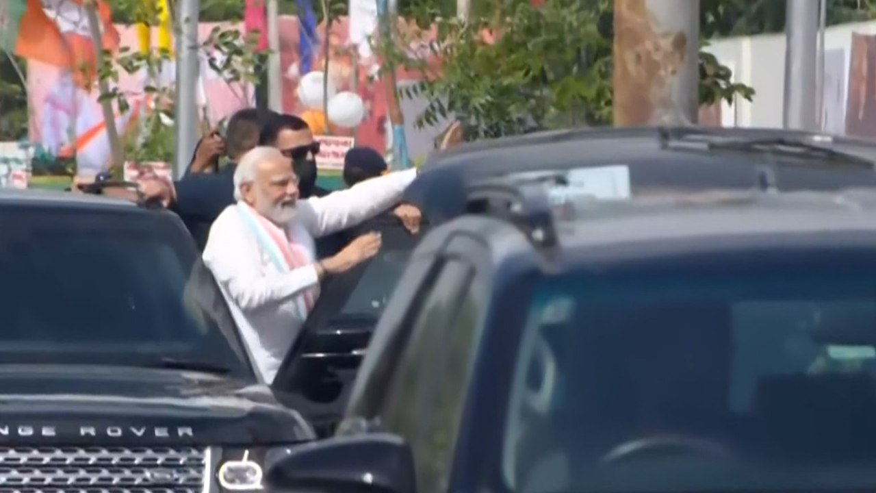 PM Modi गुजरात के भुज पहुंचे, स्वागत में उमड़ा जनसैलाब